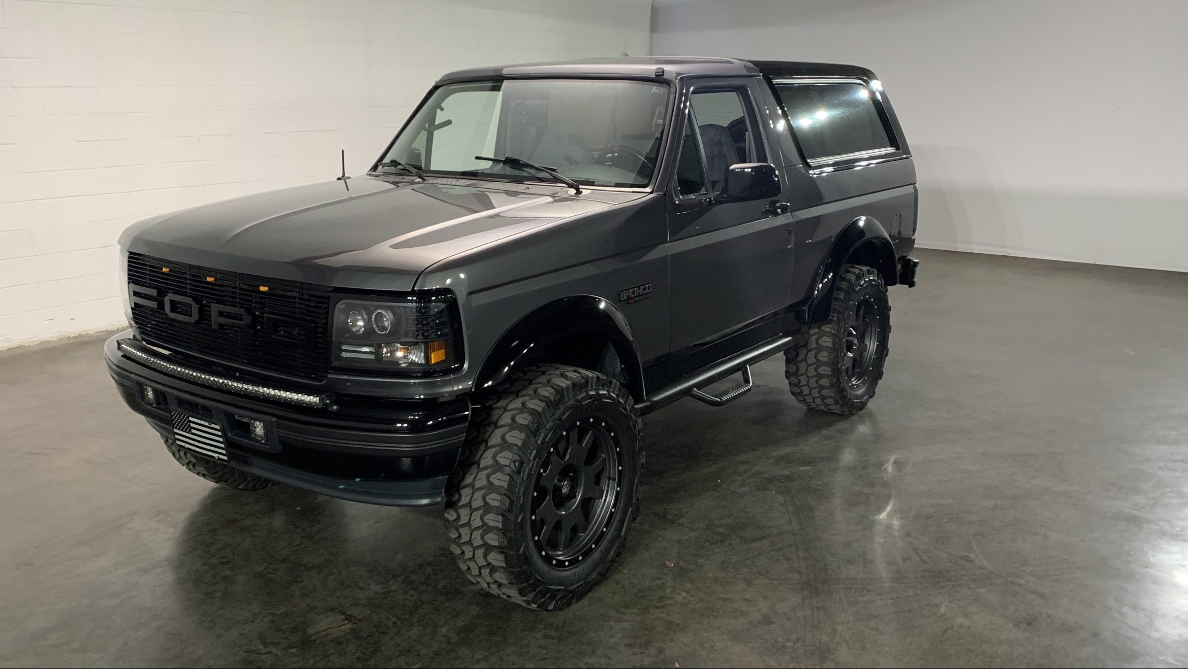 1996-ford-bronco-restomod-01