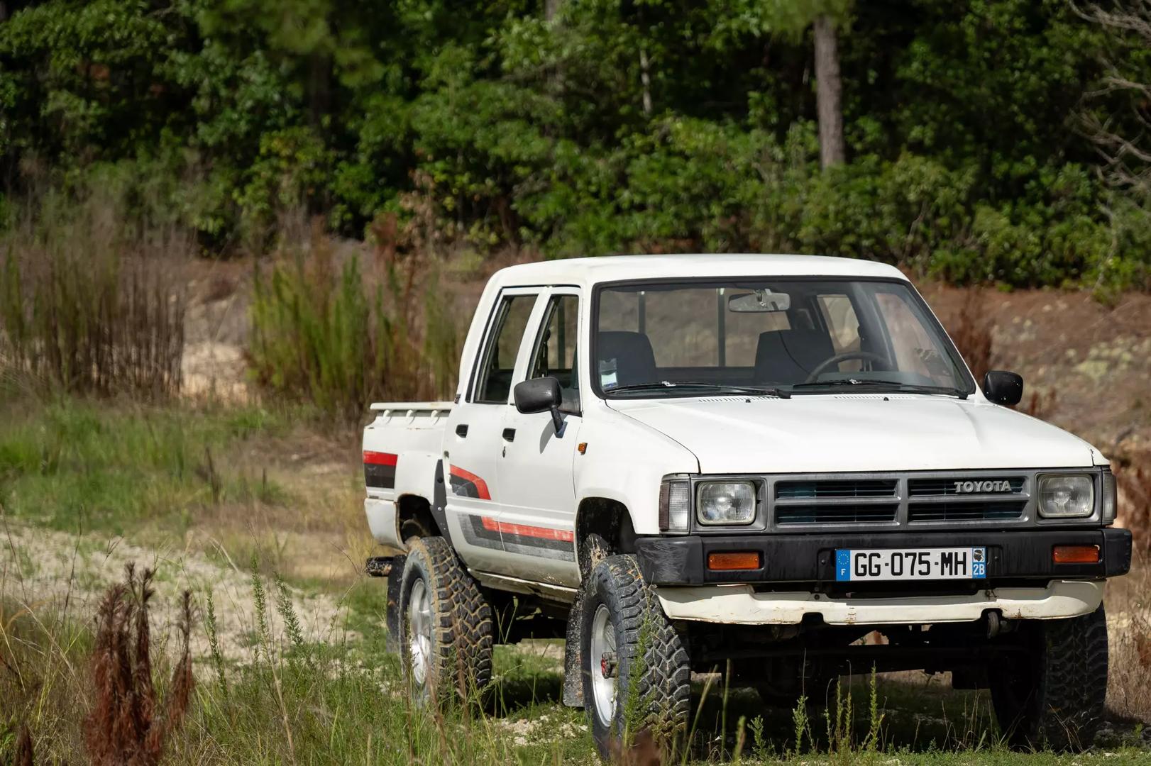 toyota-hilux-pickup-for-sale-lhd-01