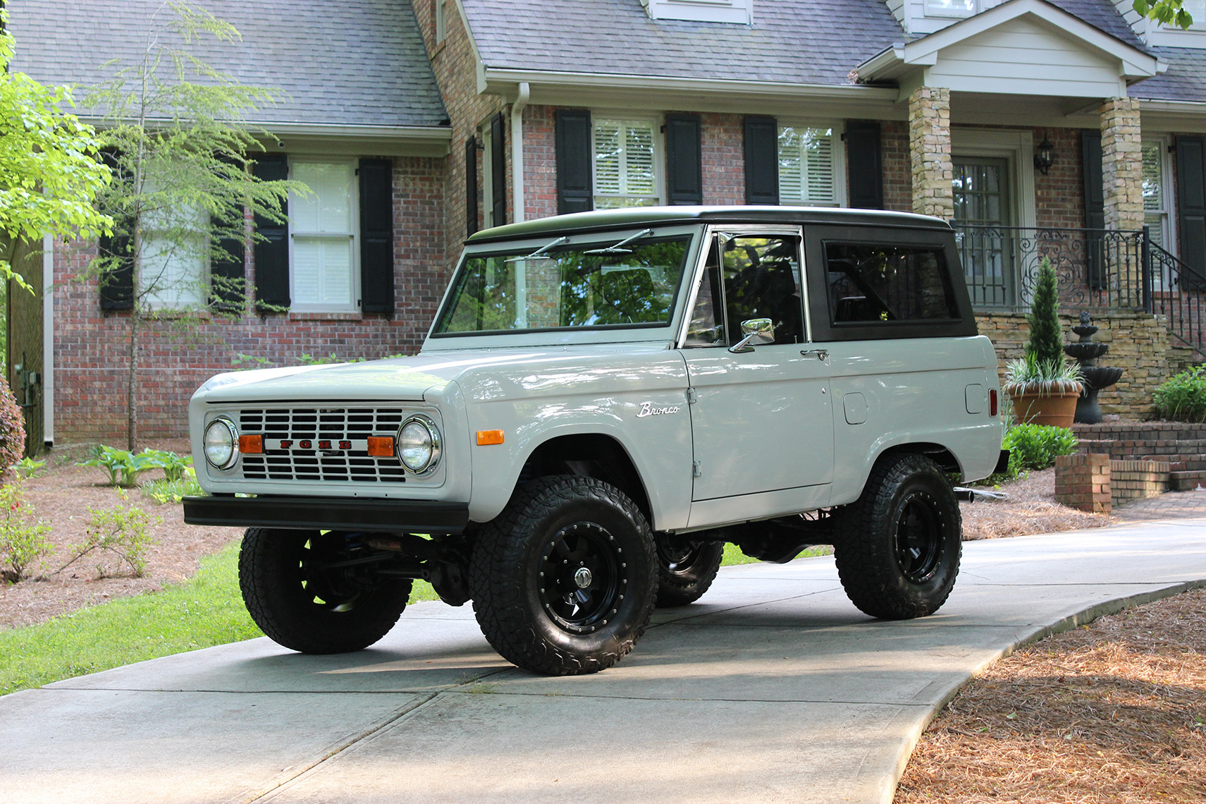 1977-ford-bronco-avalanche-gray-01