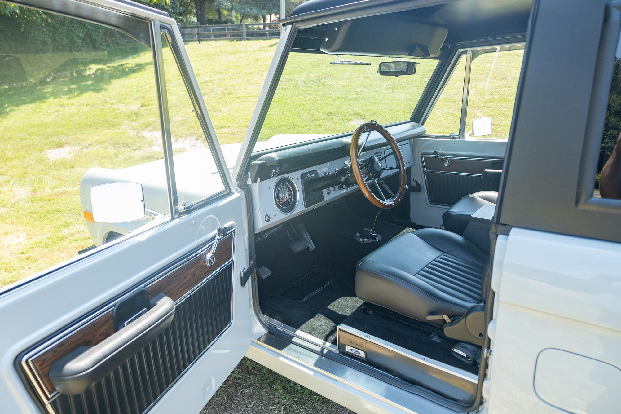 1977-ford-bronco-avalanche-gray-11