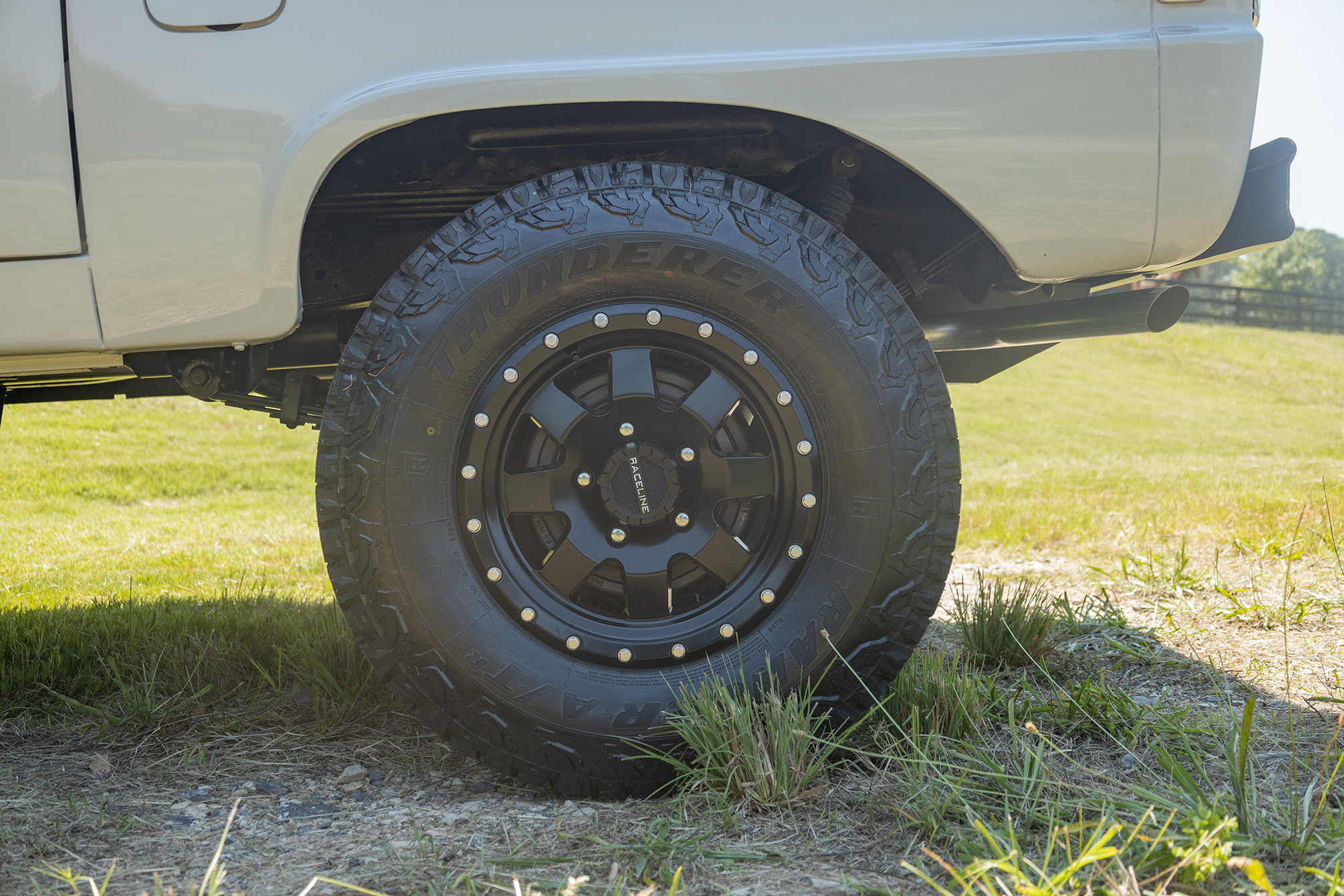 1977-ford-bronco-avalanche-gray-13