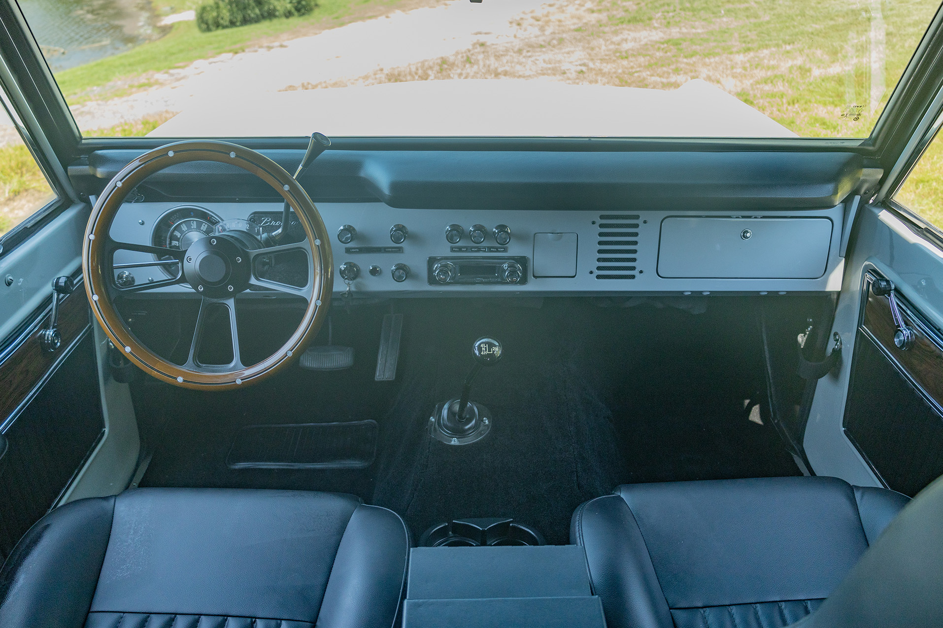 1977-ford-bronco-avalanche-gray-15