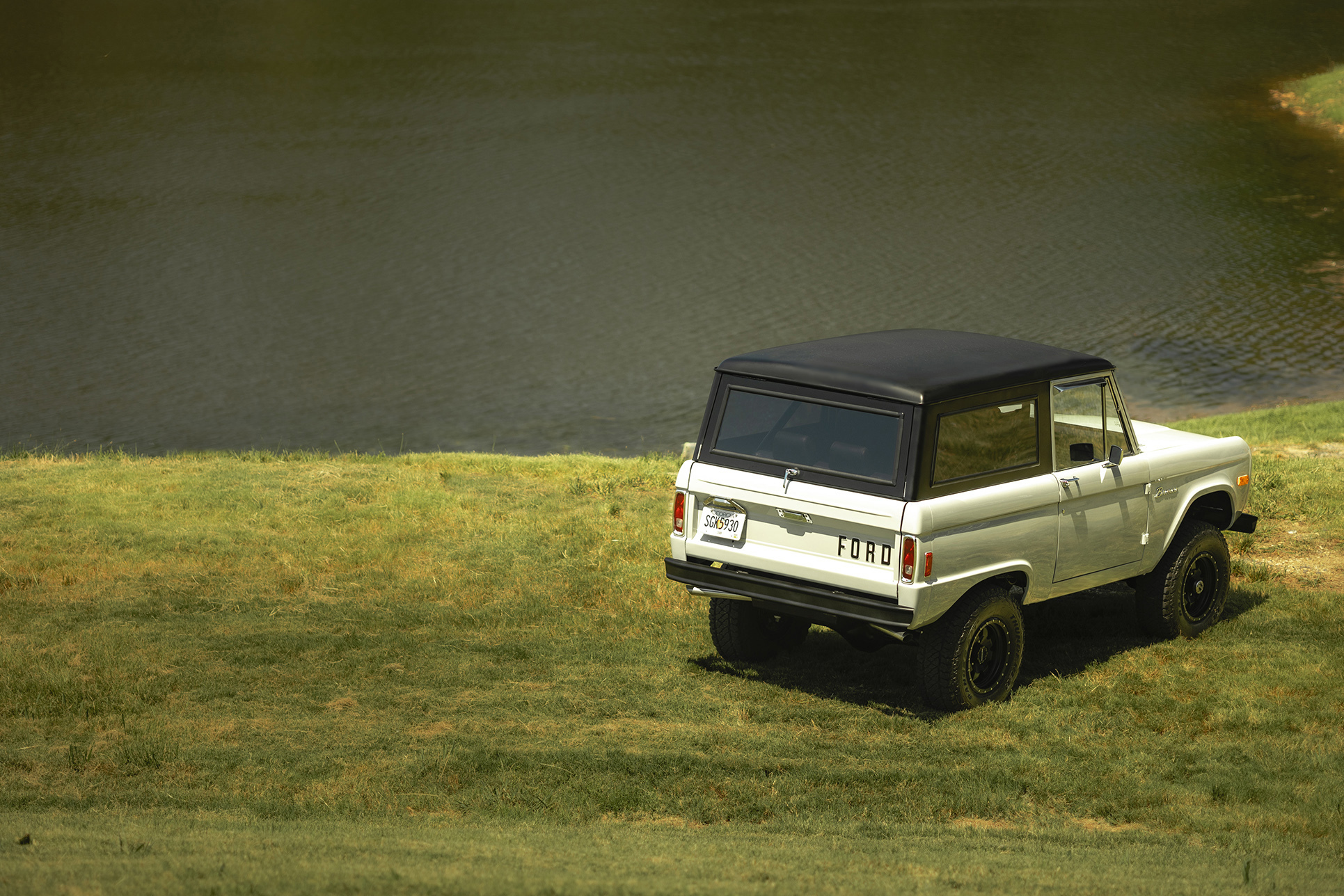 1977-ford-bronco-avalanche-gray-17