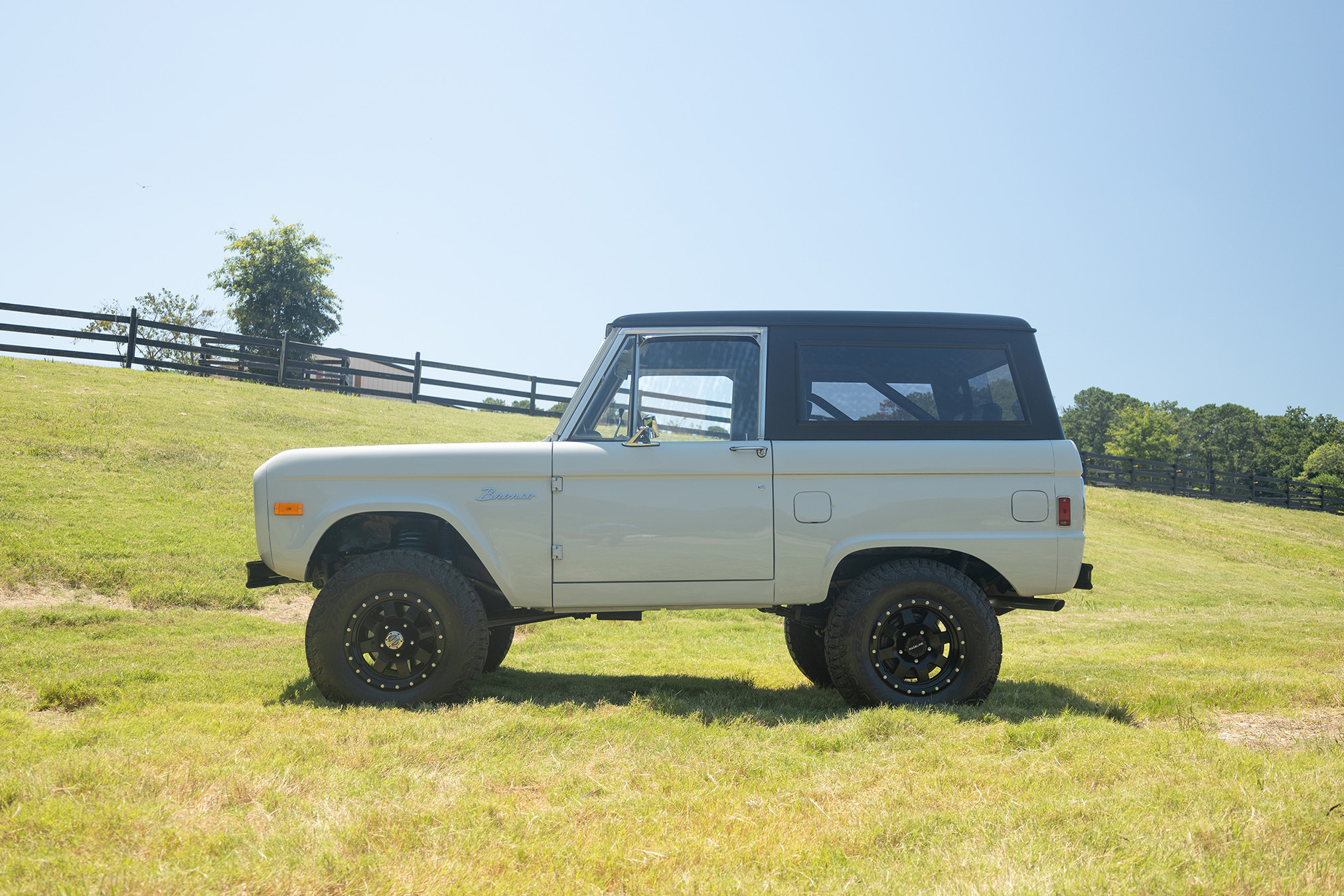 1977-ford-bronco-avalanche-gray-22