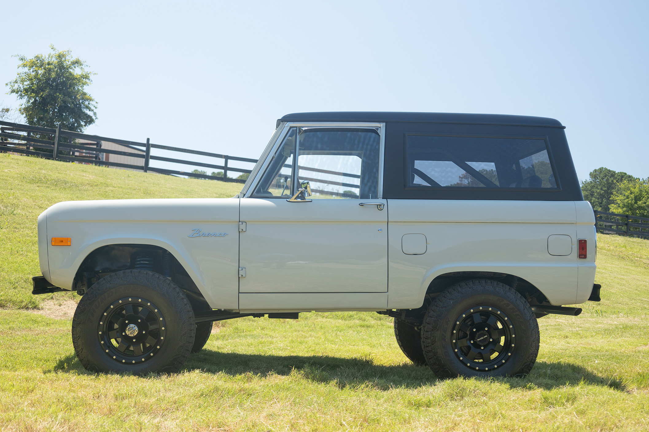 1977-ford-bronco-avalanche-gray-23