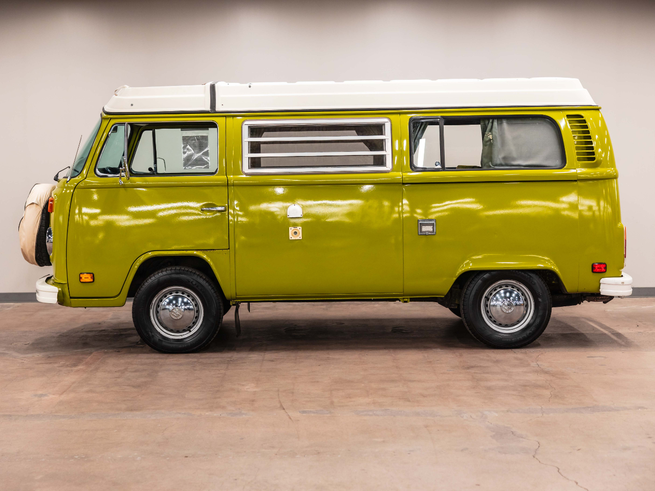 1977-volkswagen-westfalia-camper-type-2-for-sale-01