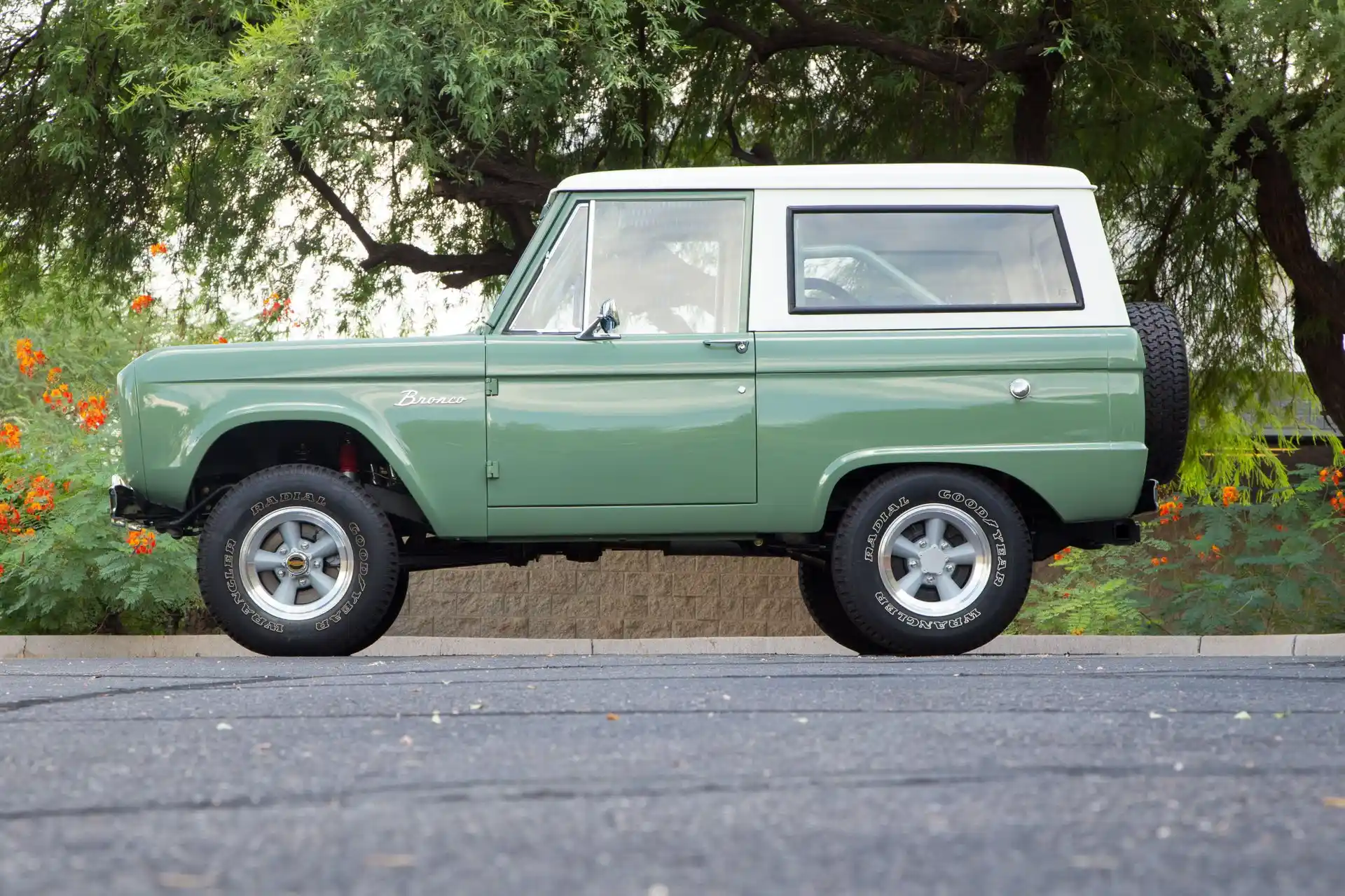 1969-ford-bronco-for-sale-04