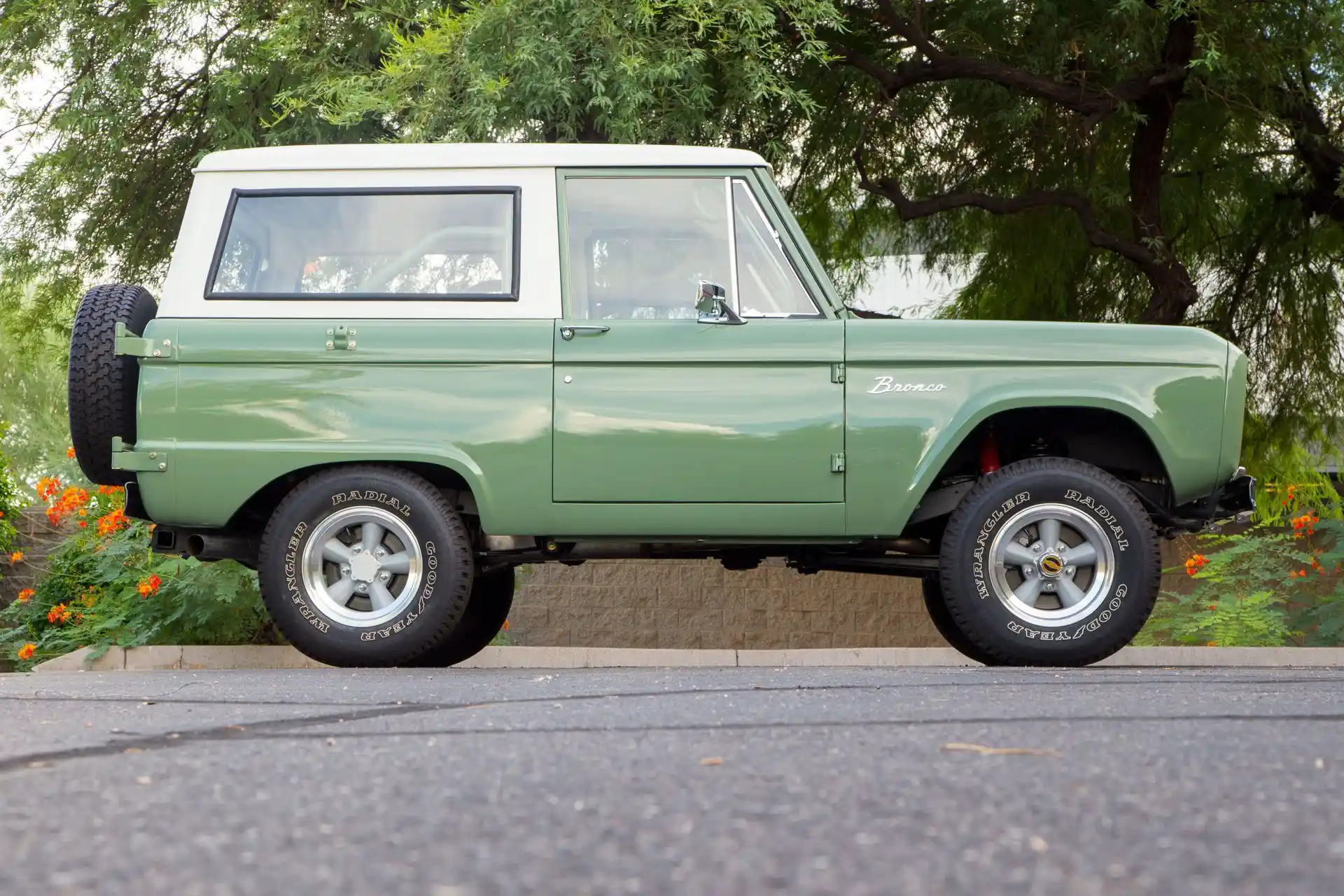 1969-ford-bronco-for-sale-08