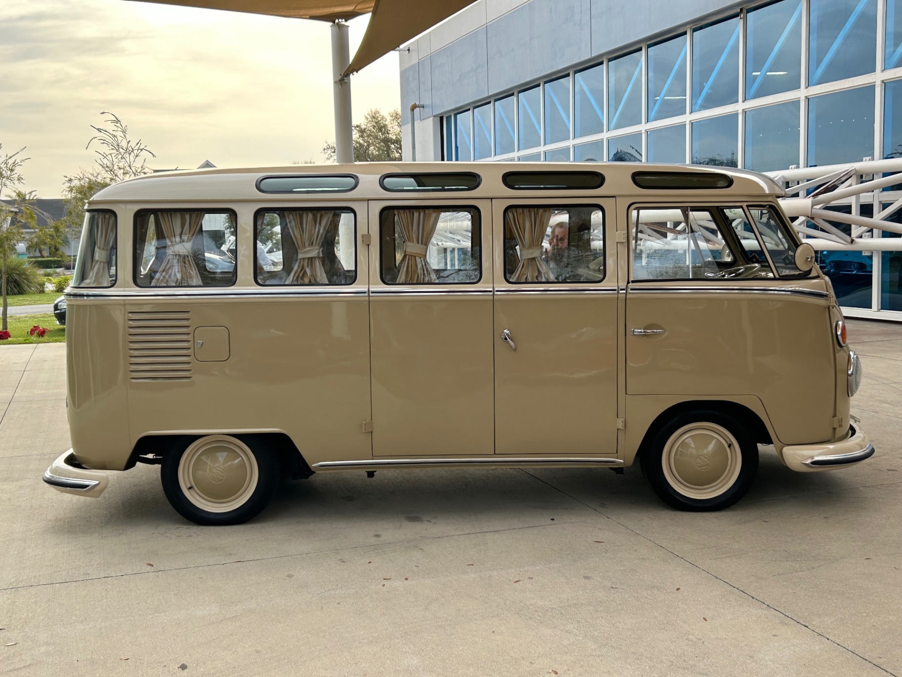 1972-vw-type-2-bus-01