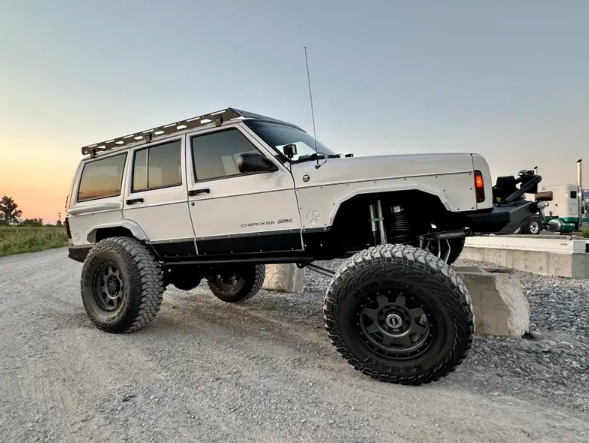 1998-Jeep-Cherokee-Classic-XJ-RestoMod-01