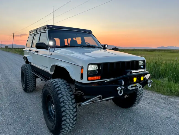 1998-Jeep-Cherokee-Classic-XJ-RestoMod-04