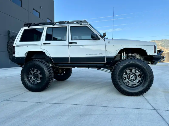 1998-Jeep-Cherokee-Classic-XJ-RestoMod-19