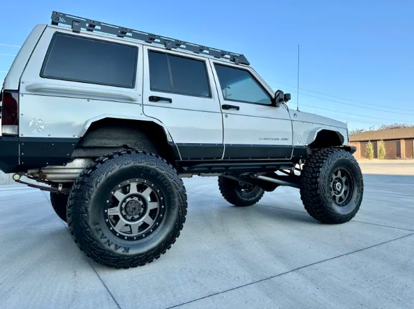 1998-Jeep-Cherokee-Classic-XJ-RestoMod-20