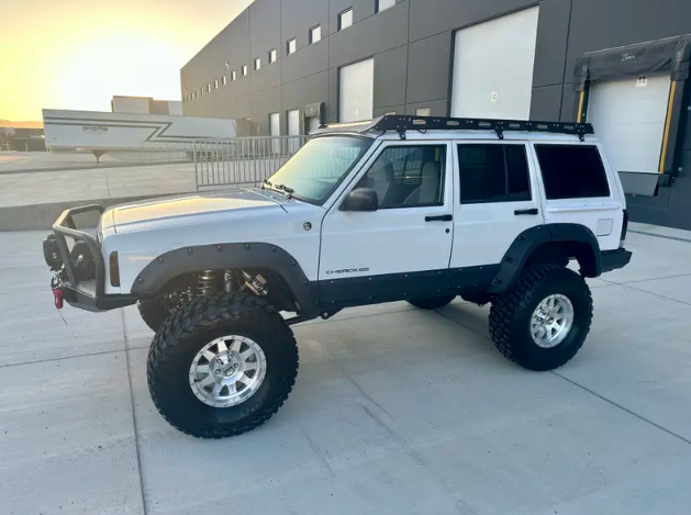 1998-jeep-cherokee-xj-resto-mod-for-sale-01