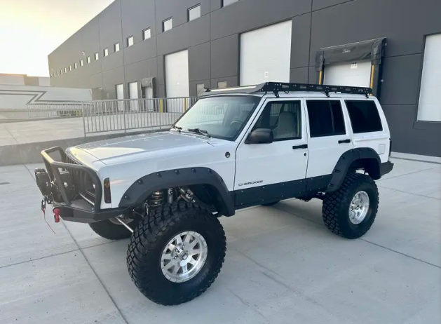 1998-jeep-cherokee-xj-resto-mod-for-sale-02