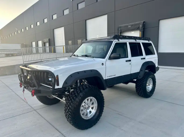 1998-jeep-cherokee-xj-resto-mod-for-sale-03