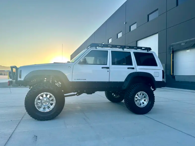 1998-jeep-cherokee-xj-resto-mod-for-sale-04