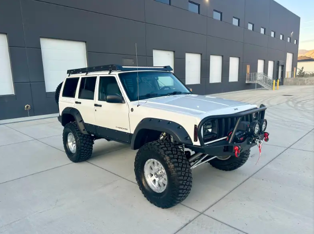 1998-jeep-cherokee-xj-resto-mod-for-sale-06