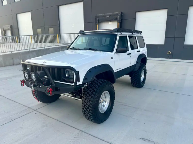 1998-jeep-cherokee-xj-resto-mod-for-sale-07