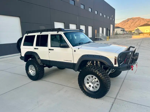 1998-jeep-cherokee-xj-resto-mod-for-sale-08