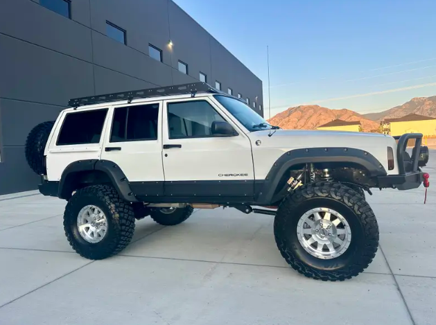 1998-jeep-cherokee-xj-resto-mod-for-sale-09