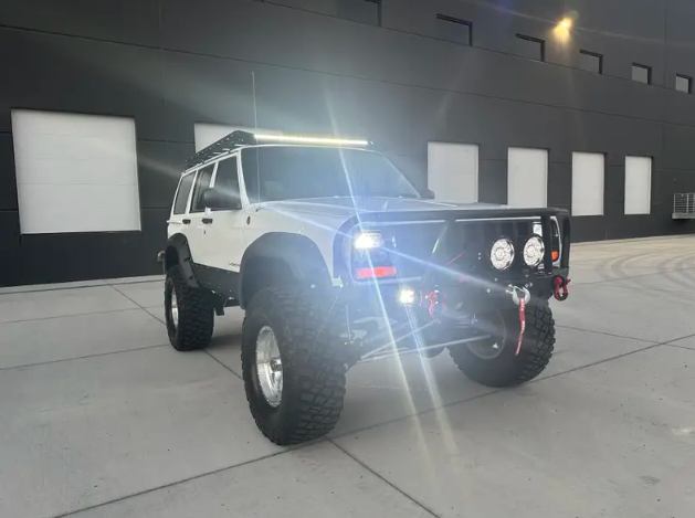 1998-jeep-cherokee-xj-resto-mod-for-sale-12