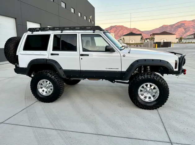 1998-jeep-cherokee-xj-resto-mod-for-sale-17