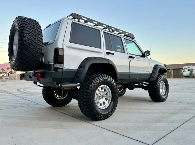 1998-jeep-cherokee-xj-resto-mod-for-sale-18