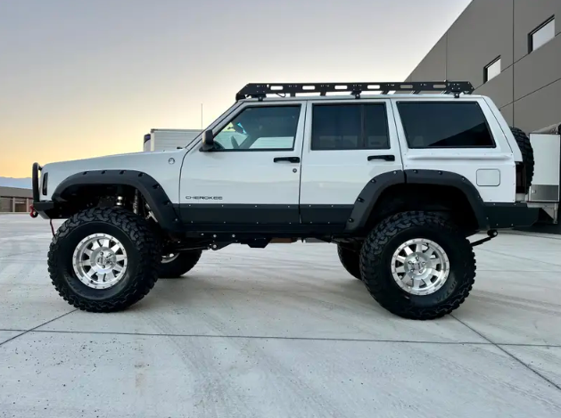 1998-jeep-cherokee-xj-resto-mod-for-sale-21