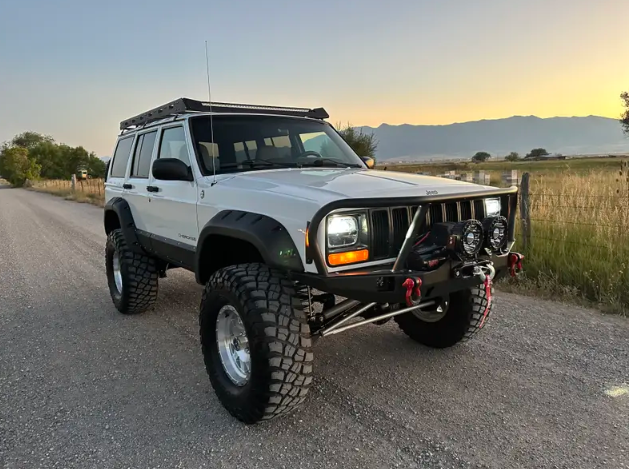 1998-jeep-cherokee-xj-resto-mod-for-sale-41