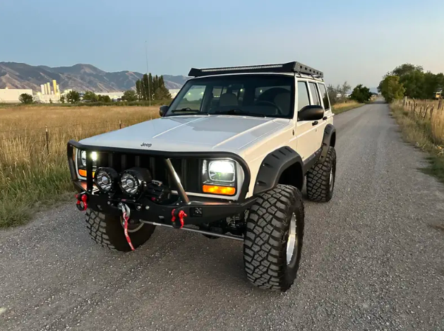 1998-jeep-cherokee-xj-resto-mod-for-sale-42