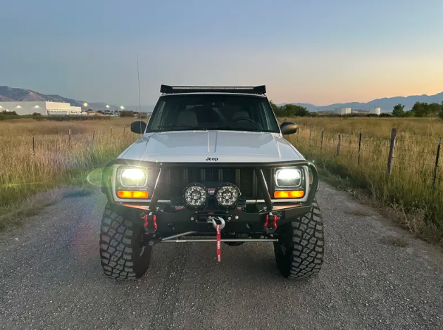 1998-jeep-cherokee-xj-resto-mod-for-sale-43