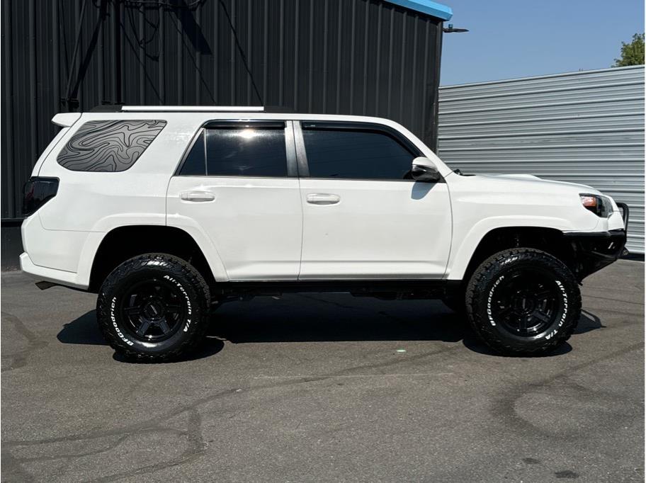 2017-toyota-4runner-lifted-white-04