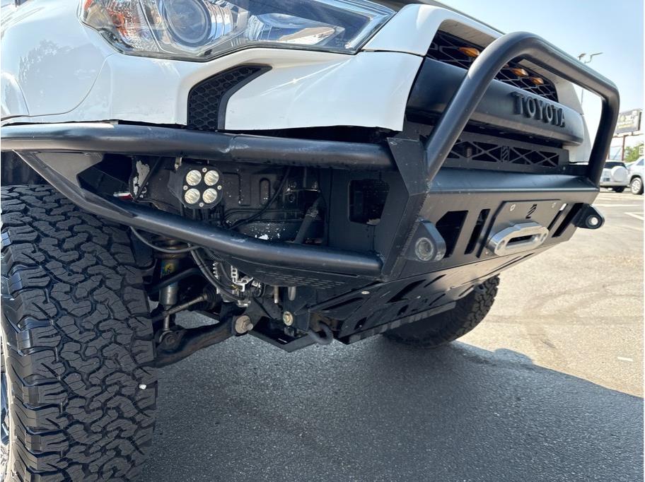 2017-toyota-4runner-lifted-white-12