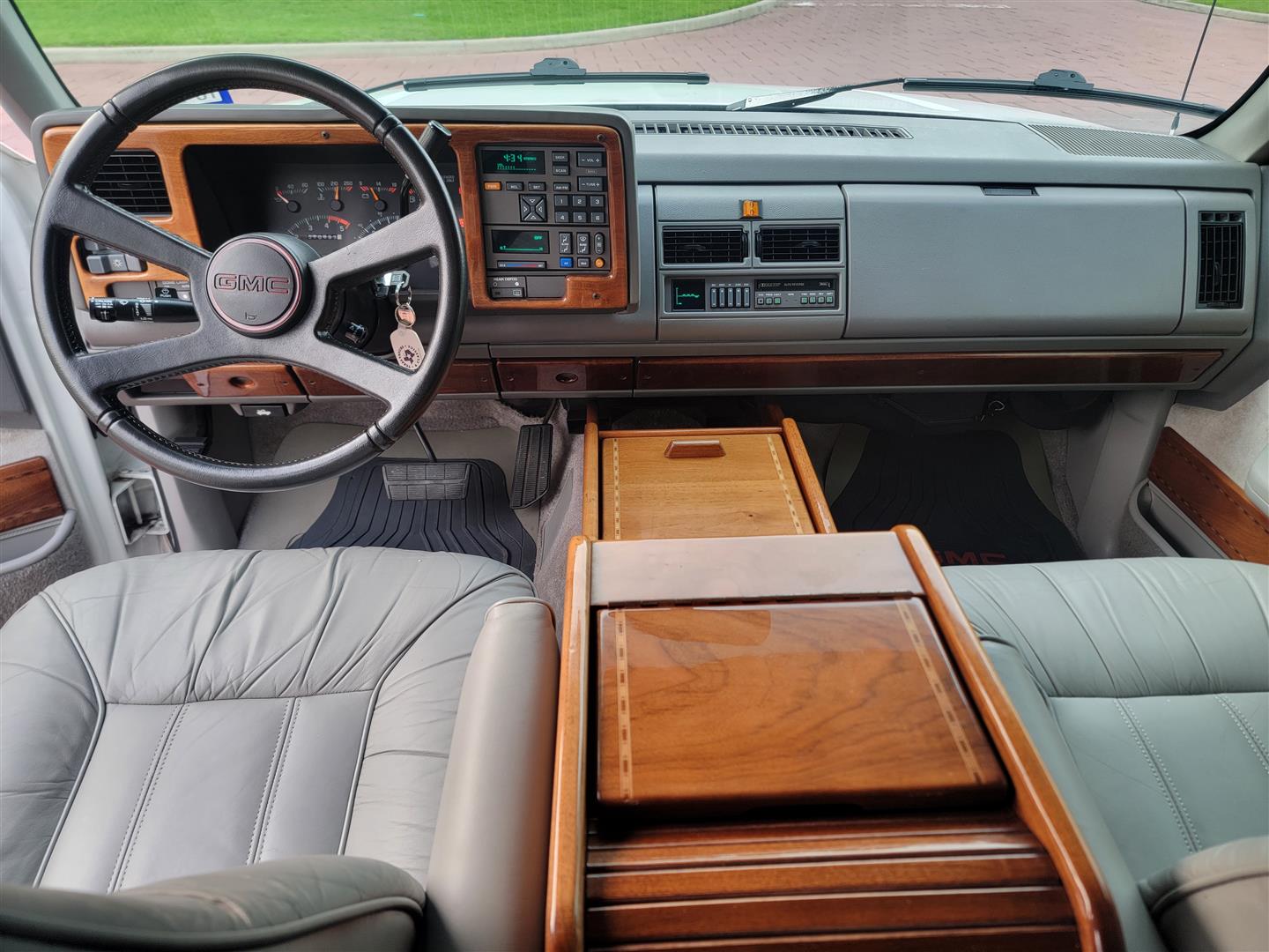 94GMCsuburban2500_71k_console (1)