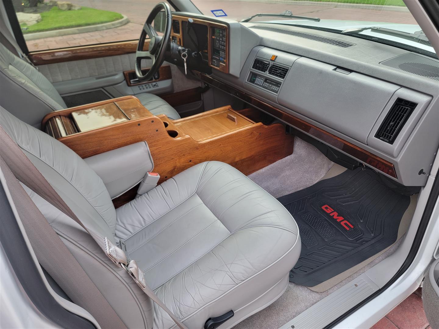 94GMCsuburban2500_71k_front_seat2