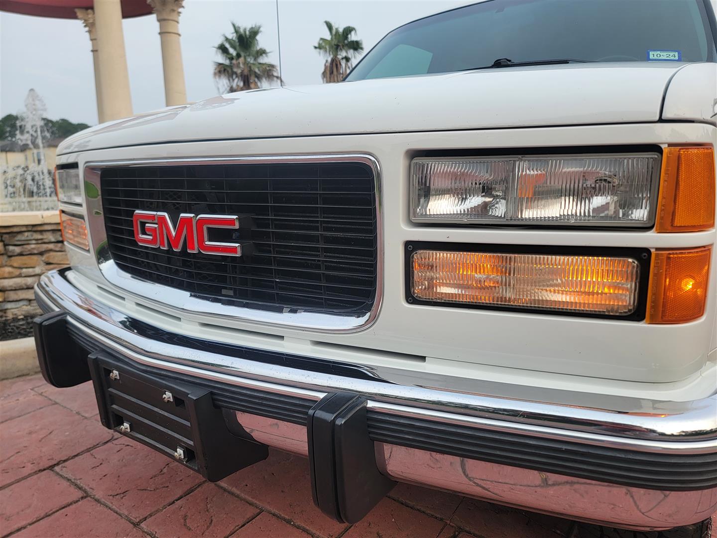 94GMCsuburban2500_71k_grill