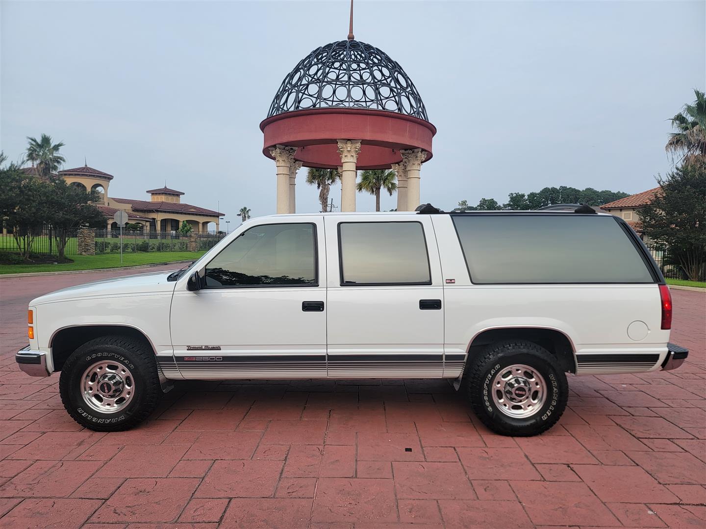 94GMCsuburban2500_71k_large