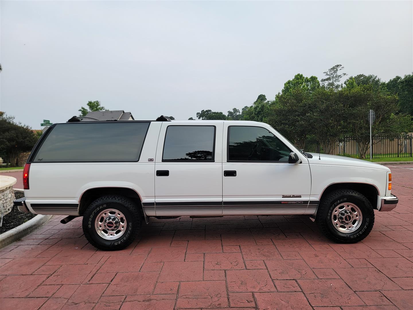 94GMCsuburban2500_71k_large2