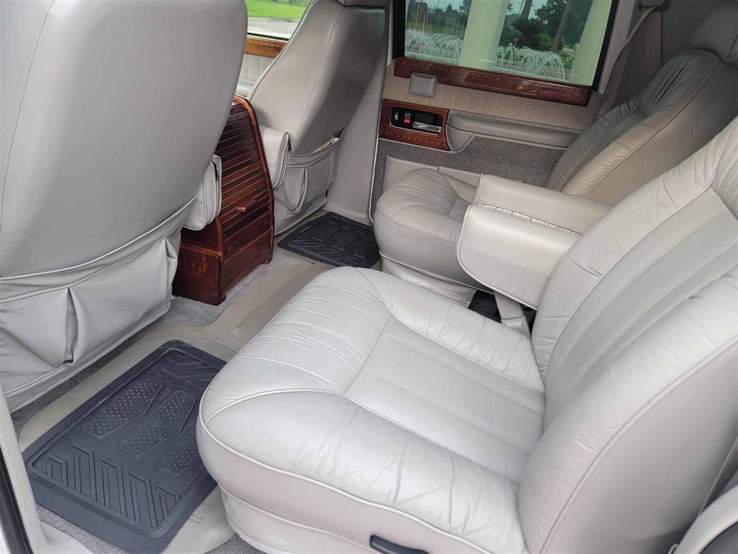 94GMCsuburban2500_71k_rear_seat