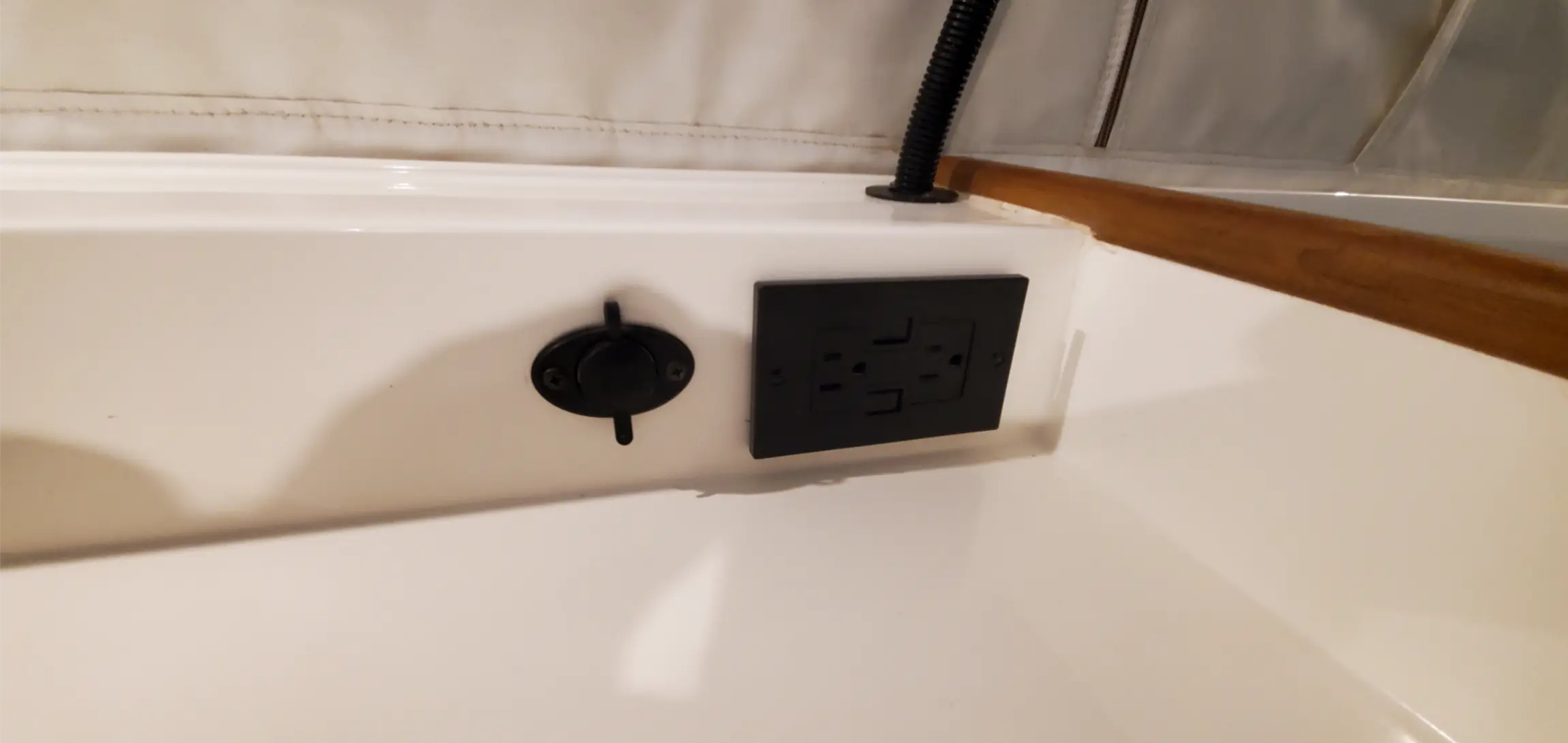 AC BT DC Plugs dresser