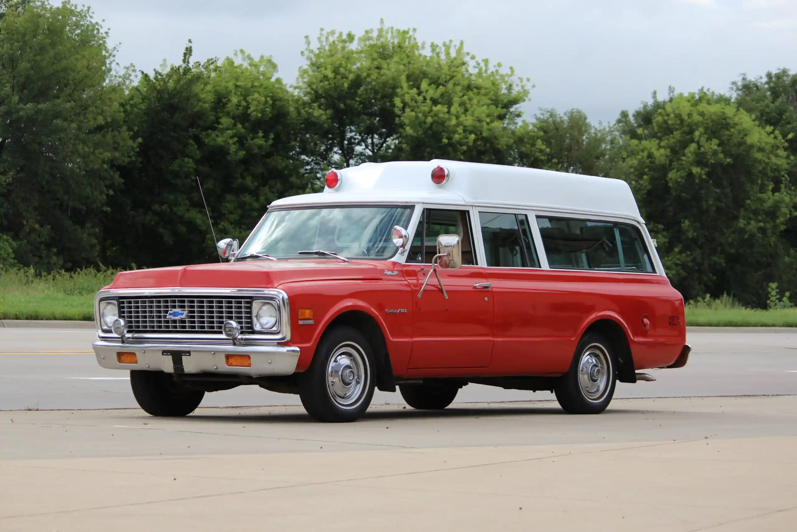 1971-chevrolet-suburban-ambulance-for-sale-01