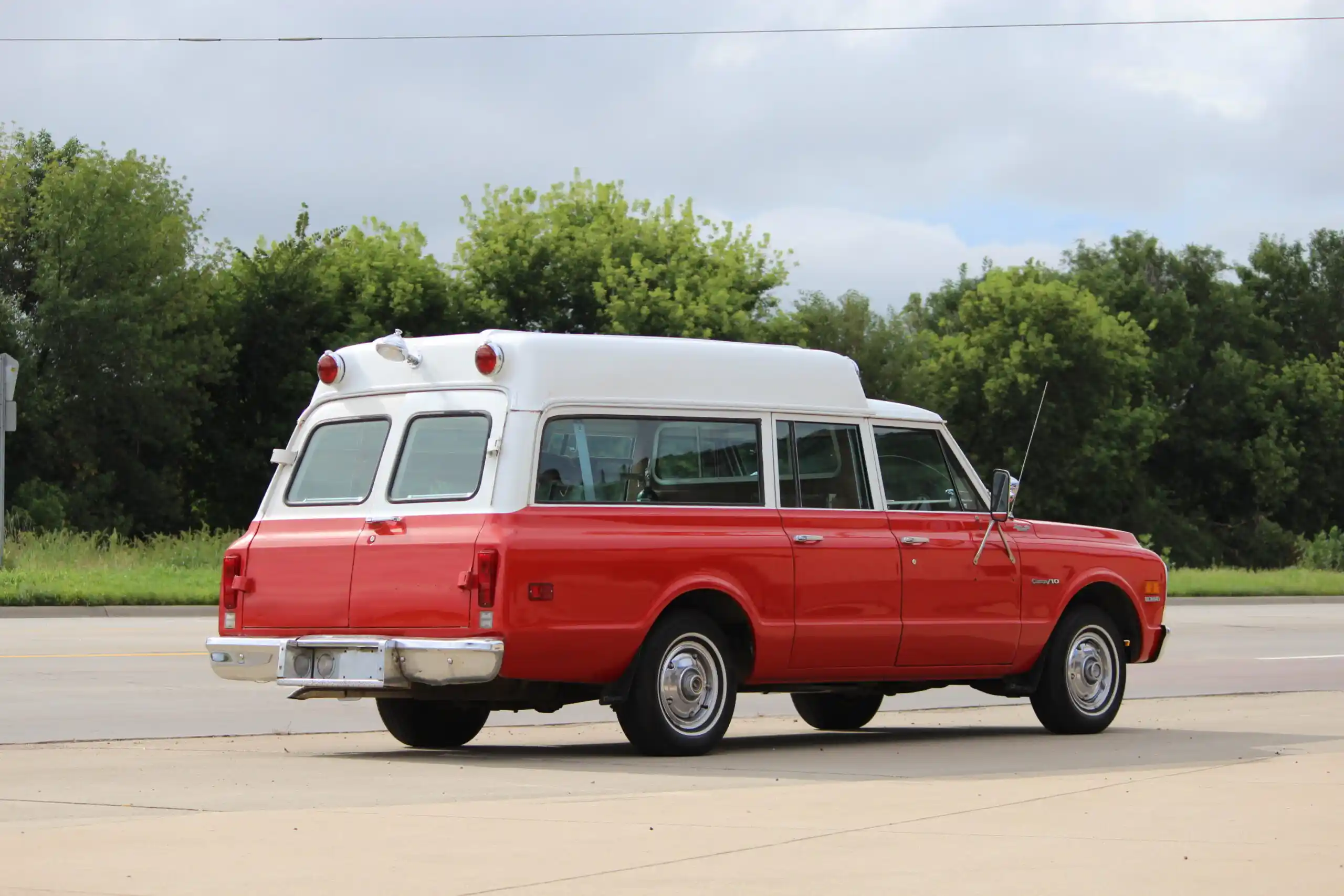 1971-chevrolet-suburban-ambulance-for-sale-03