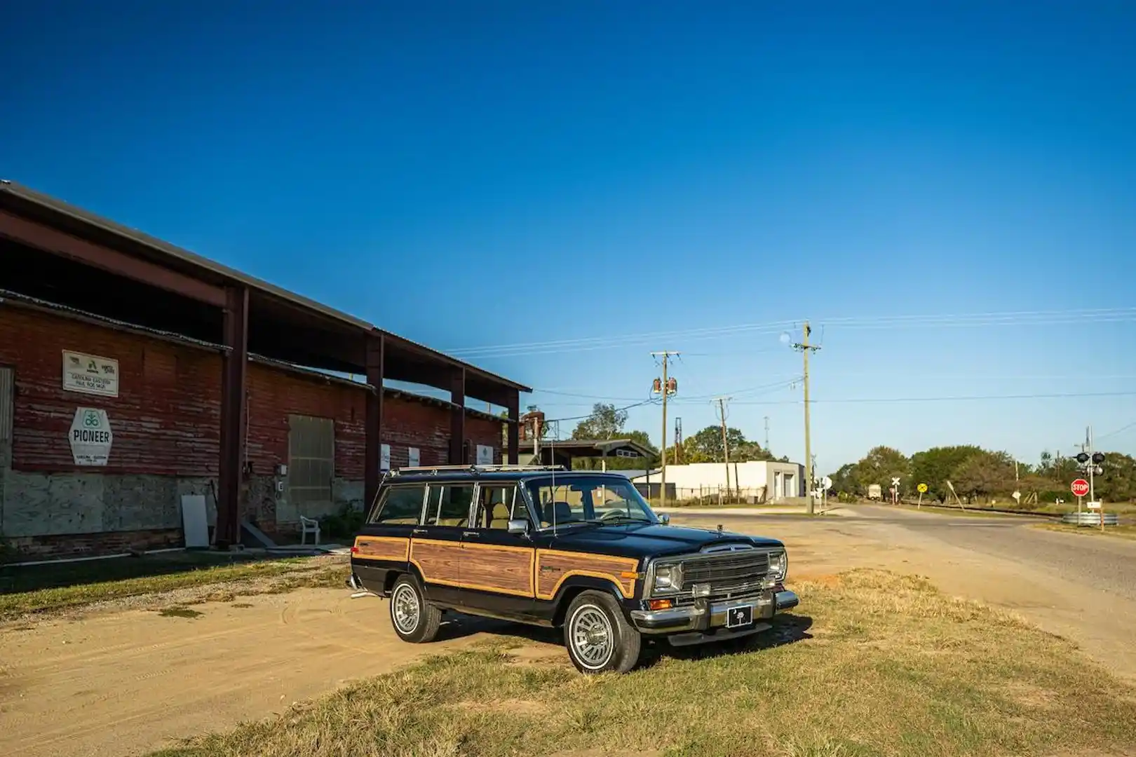 1988-jeep-grand-wagoneer-for-sale-car-cave-usa-08