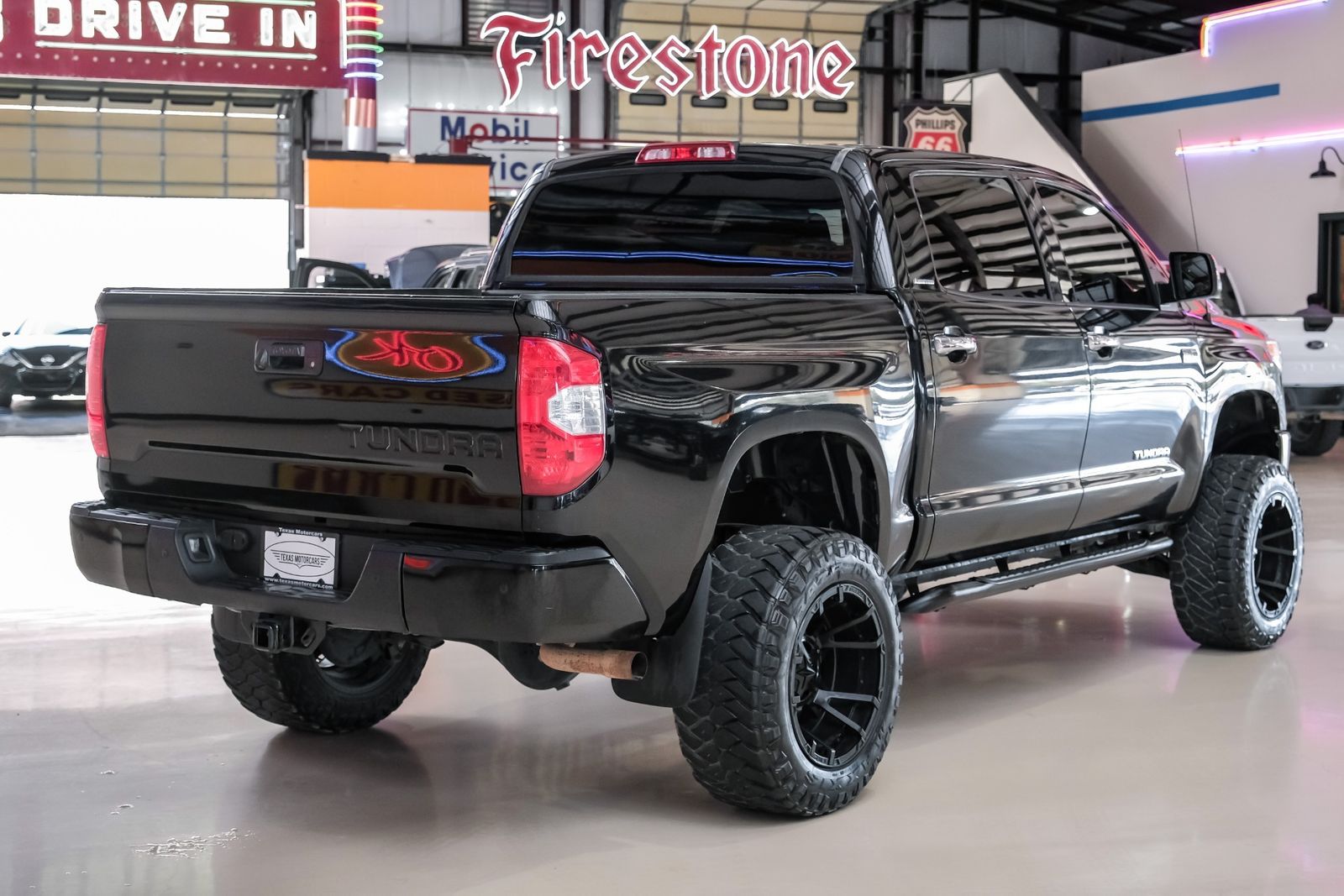 2017-toyota-tundra-lifted-02