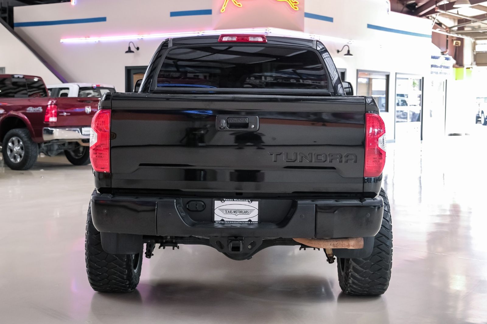 2017-toyota-tundra-lifted-03