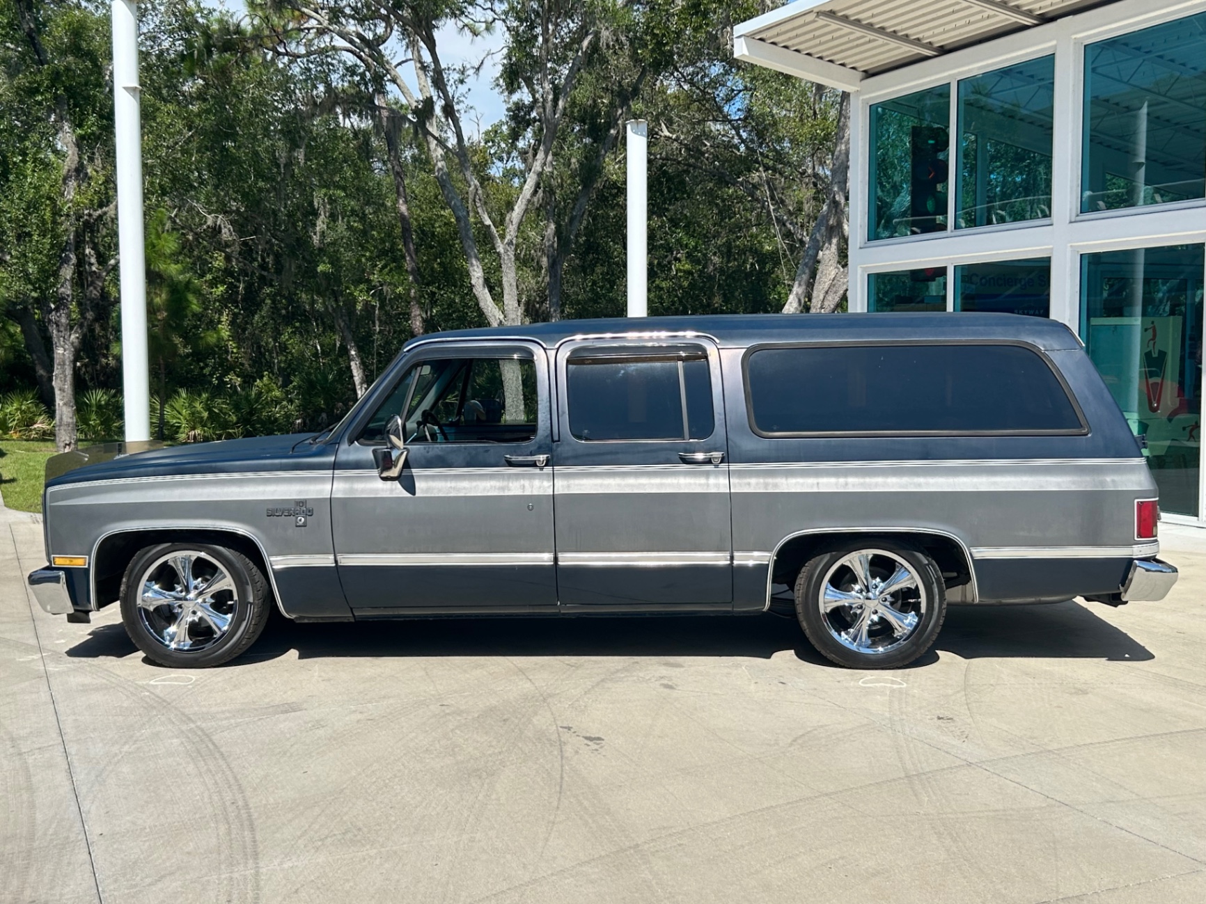 lowered-chevy-suburban-florida-03