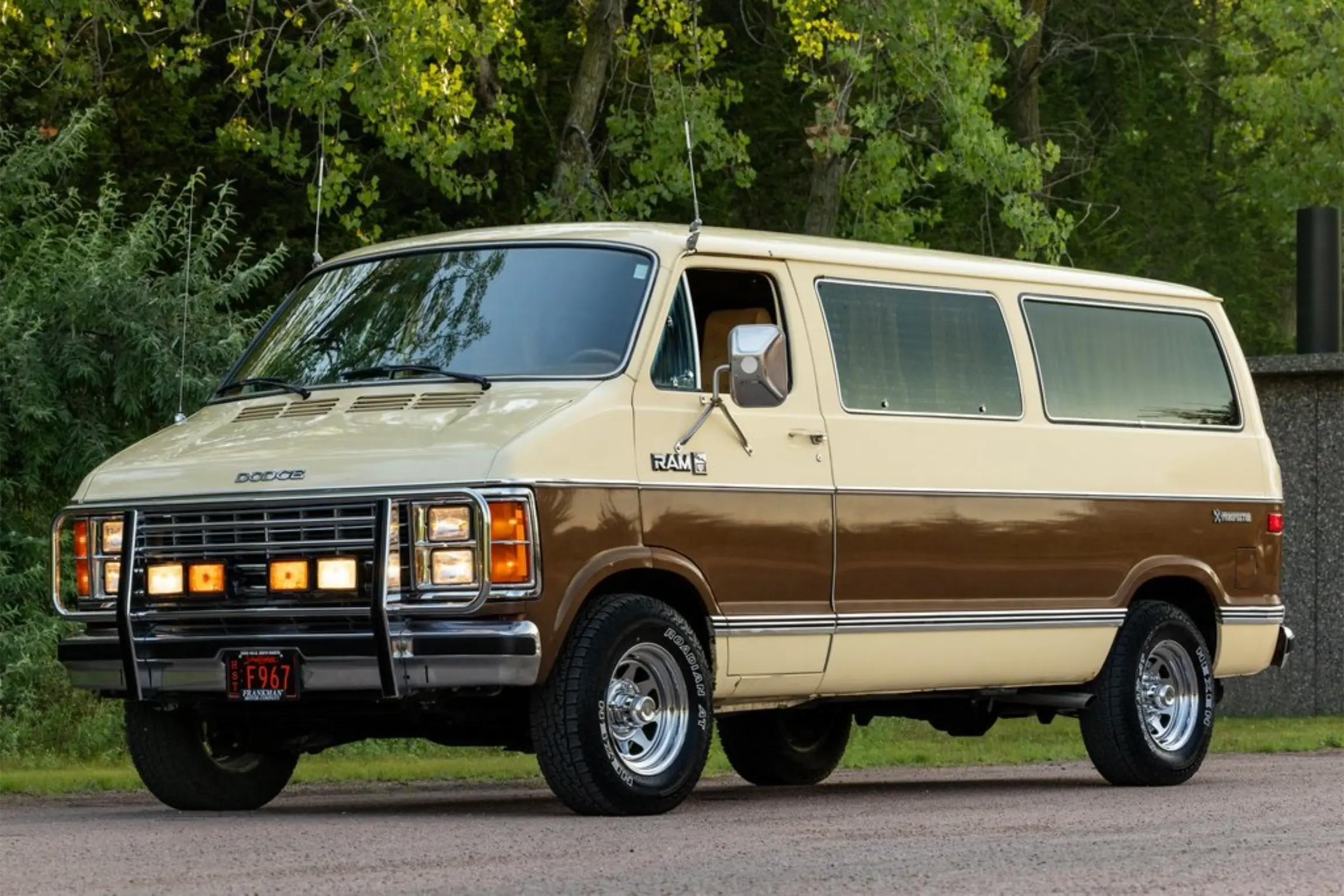 1985-dodge-ram-van-250-prospector-rwd-passenger-van-for-sale-01