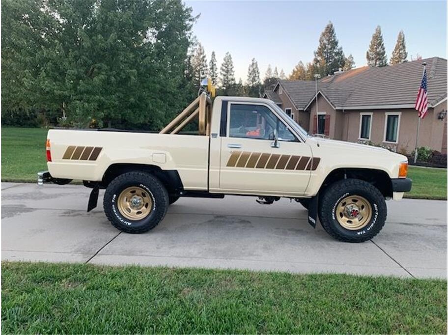 1985-toyota-pickup-for-sale-03