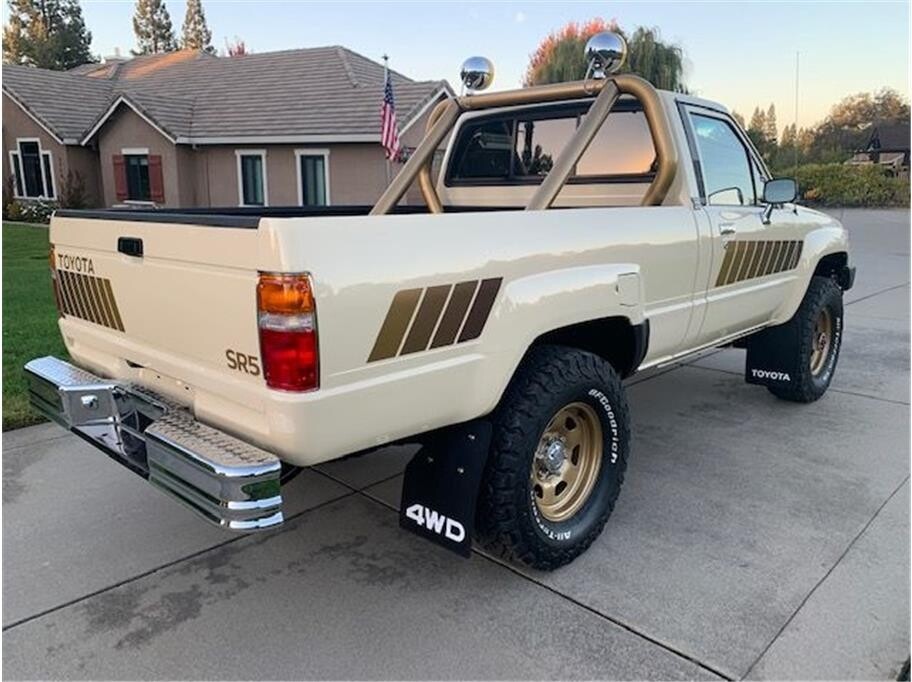 1985-toyota-pickup-for-sale-04